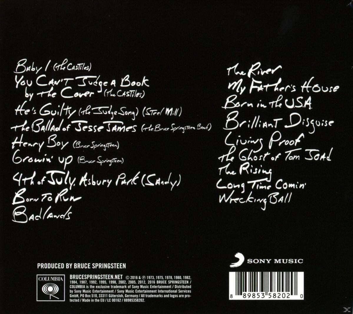 Schwarzer Hintergrund mit handgeschriebenem weißen Text von Songtiteln, Künstlername, und einem Columbia- und Sony Music-Logo.