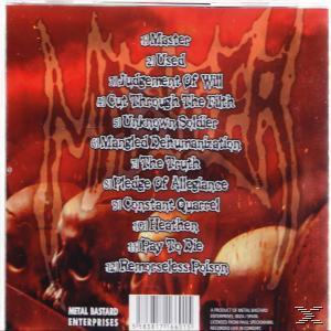 Album-Rückseite mit Trackliste, Totenköpfen und rotem Hintergrund.