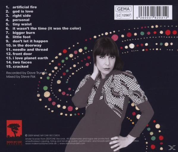Rückseite einer CD mit einer Frau, Songtiteln und Text.