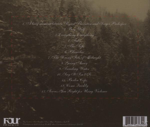 Rückseite eines CD-Covers mit einer Liste von Songs und Text. Verschneiter Waldhintergrund.