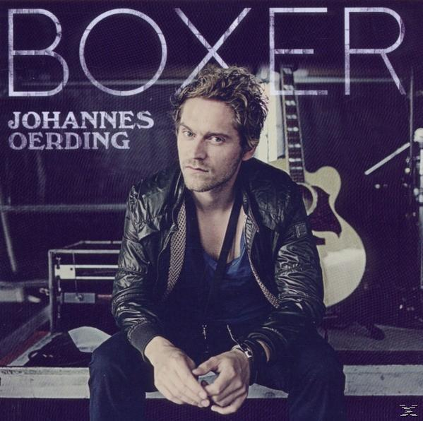 Boxer-Albumcover. Ein Mann sitzt mit einer Gitarre im Hintergrund. Dunkler Hintergrund.