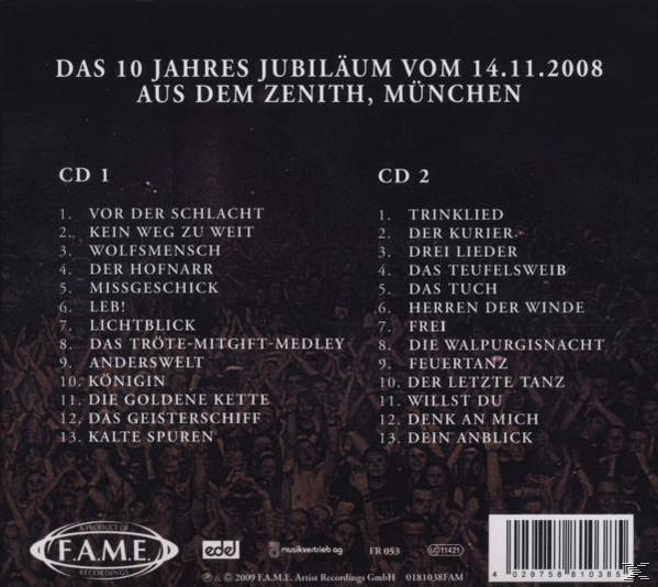 CD-Rückseite mit Titelliste und Text auf Deutsch, mit einem Foto von Publikum und Bühne.