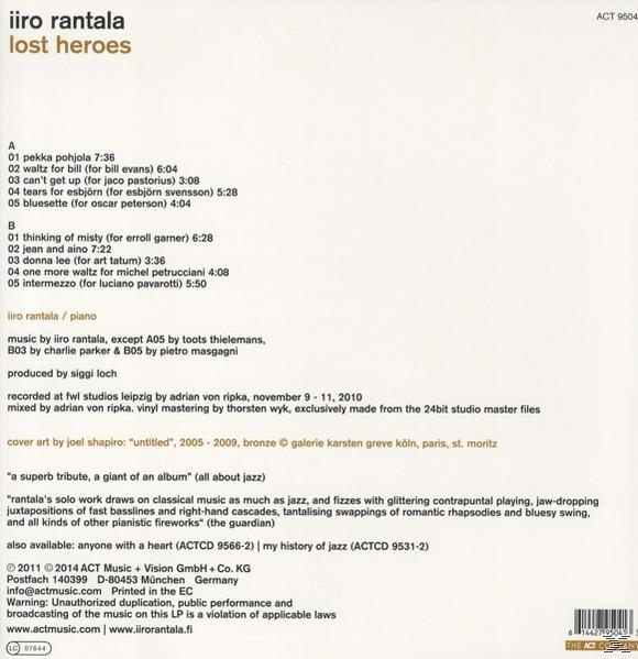 Rückseite eines CD-Covers mit Text und einer Titelliste auf braunem, strukturiertem Hintergrund.