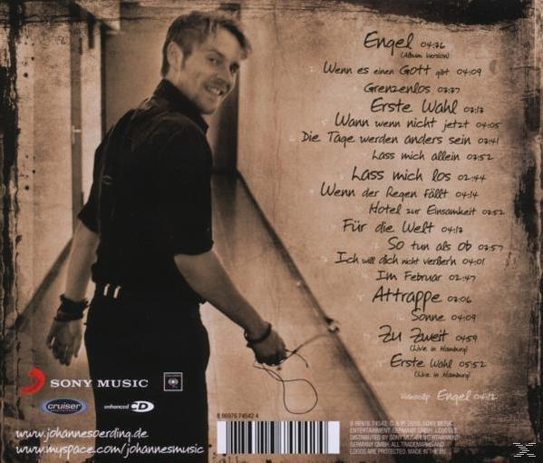 Ein Mann mit einem Lächeln, mit Songtiteln und Text auf einem CD-Cover, Sepiatöne.