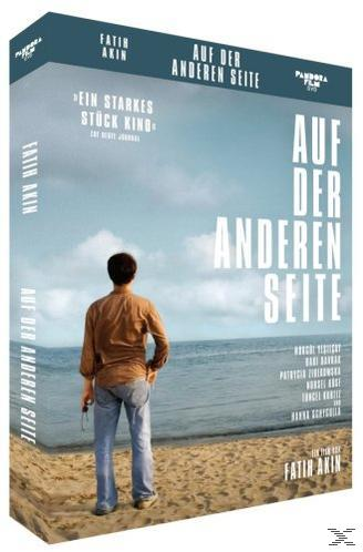 Filmcover. Mann, der das Meer betrachtet. Titel: Auf der Anderen Seite. Text: Fatih Akin und Filmcredits.