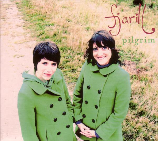 Zwei Frauen in grünen Mänteln stehen draußen lächelnd, Albumcover für "Fjarill Pilgrim".