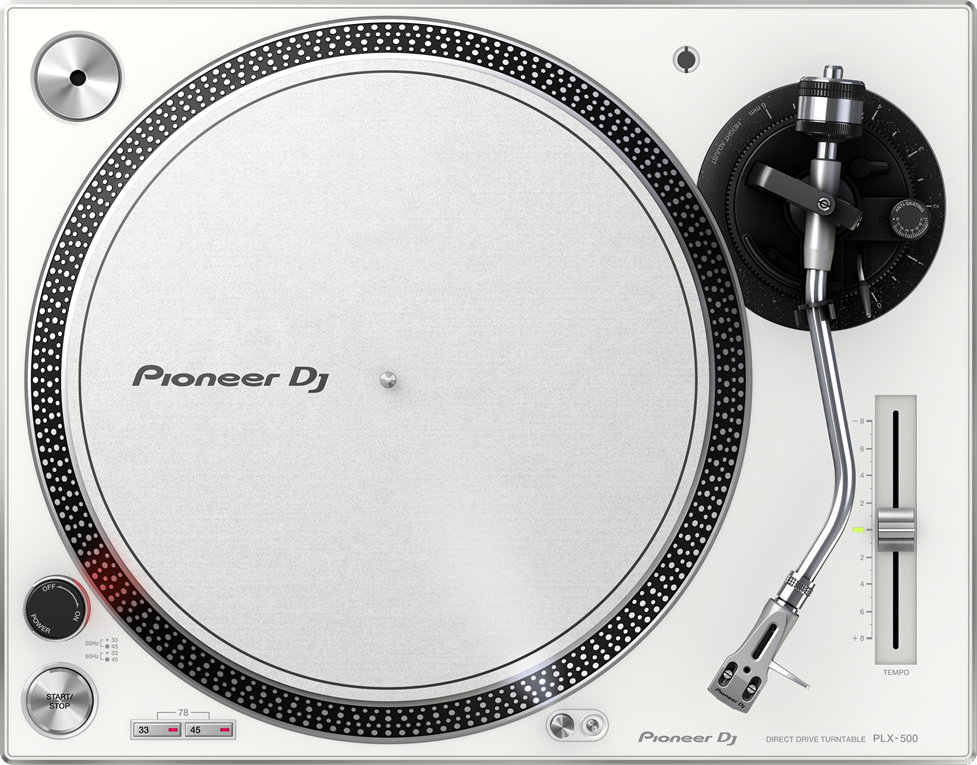 Draufsicht auf einen weißen Pioneer DJ Plattenspieler. Tonarm und Bedienelemente sind sichtbar. Schwarz und weiß.