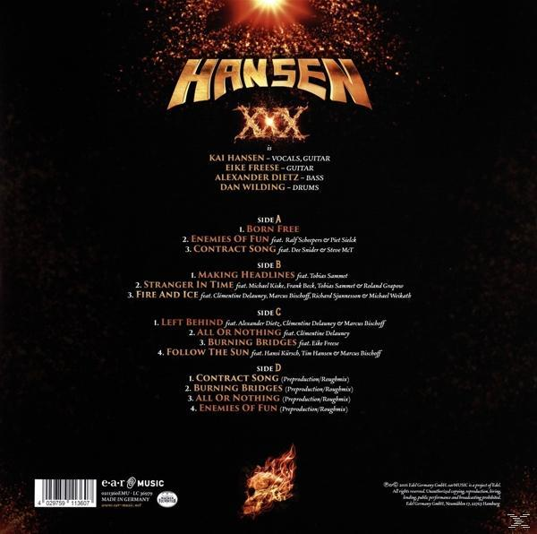 CD-Rückseite mit feurigem Hintergrund. Titelliste und Credits des Albums.