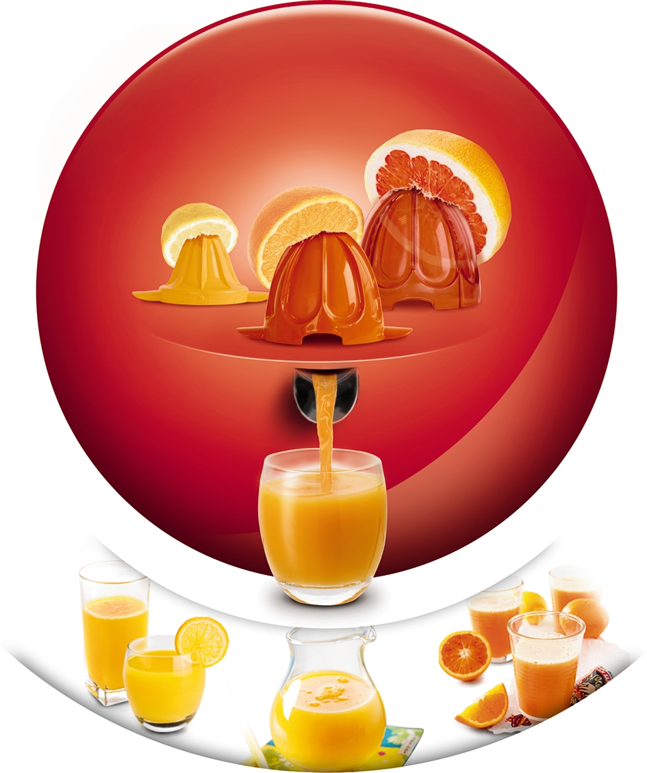 Sap wordt uit een juicer in een glas gegoten. Er zijn ook sinaasappels en citroen aanwezig.
