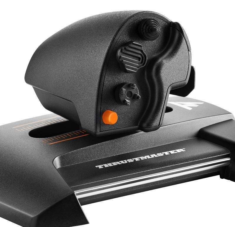 Schwarzes Flugsimulator-Bedienfeld mit Joysticks, Knöpfen und orangefarbenem Akzent. Weißer Hintergrund.