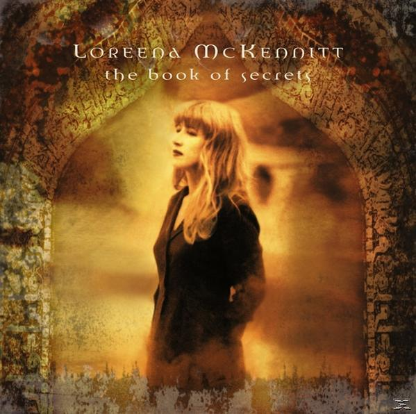 Albumcover: Loreena McKennitt, The Book of Secrets. Eine Frau steht in einem gewölbten Tor.