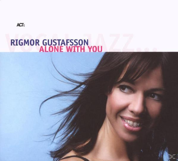 CD-Cover mit lächelnder Frau, Albumtitel ist Alone With You.