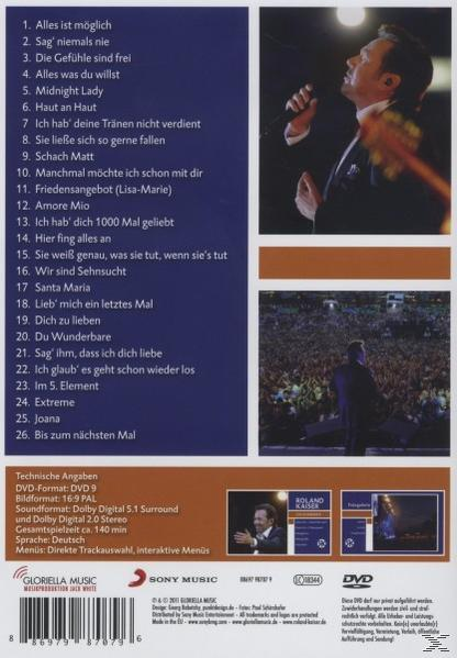 DVD-Rückseite mit Mann auf der Bühne, Publikum und verschiedenen Bildern.