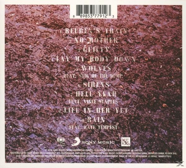 CD-Cover mit Songtiteln und Credits. Brauner und strukturierter Hintergrund. Weißer Text.