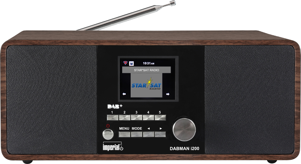 Een houten radio met een scherm met "STAR*SAT RADIO". Het heeft een telescopische antenne en bedieningsknoppen.