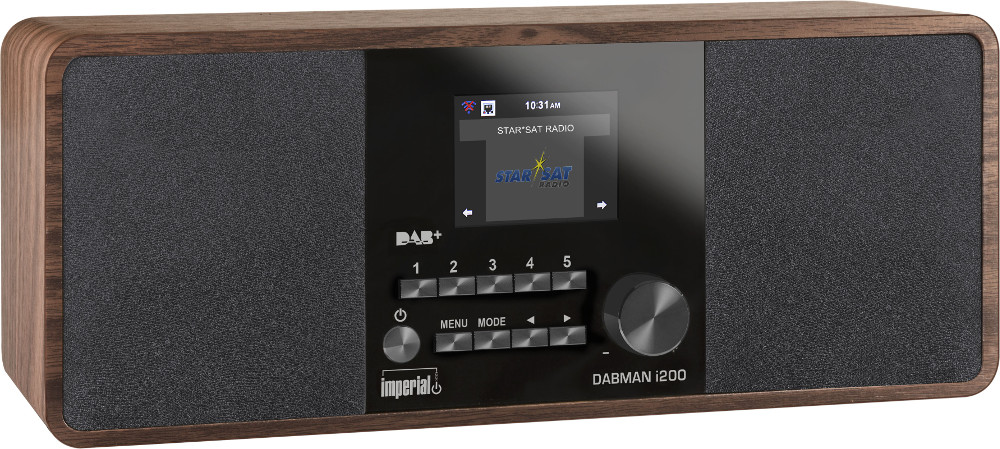 Een houten DABMAN i200 radio. Het heeft een scherm met 'STAR*SAT RADIO'. Bedieningselementen zijn knoppen en een volumeknop.