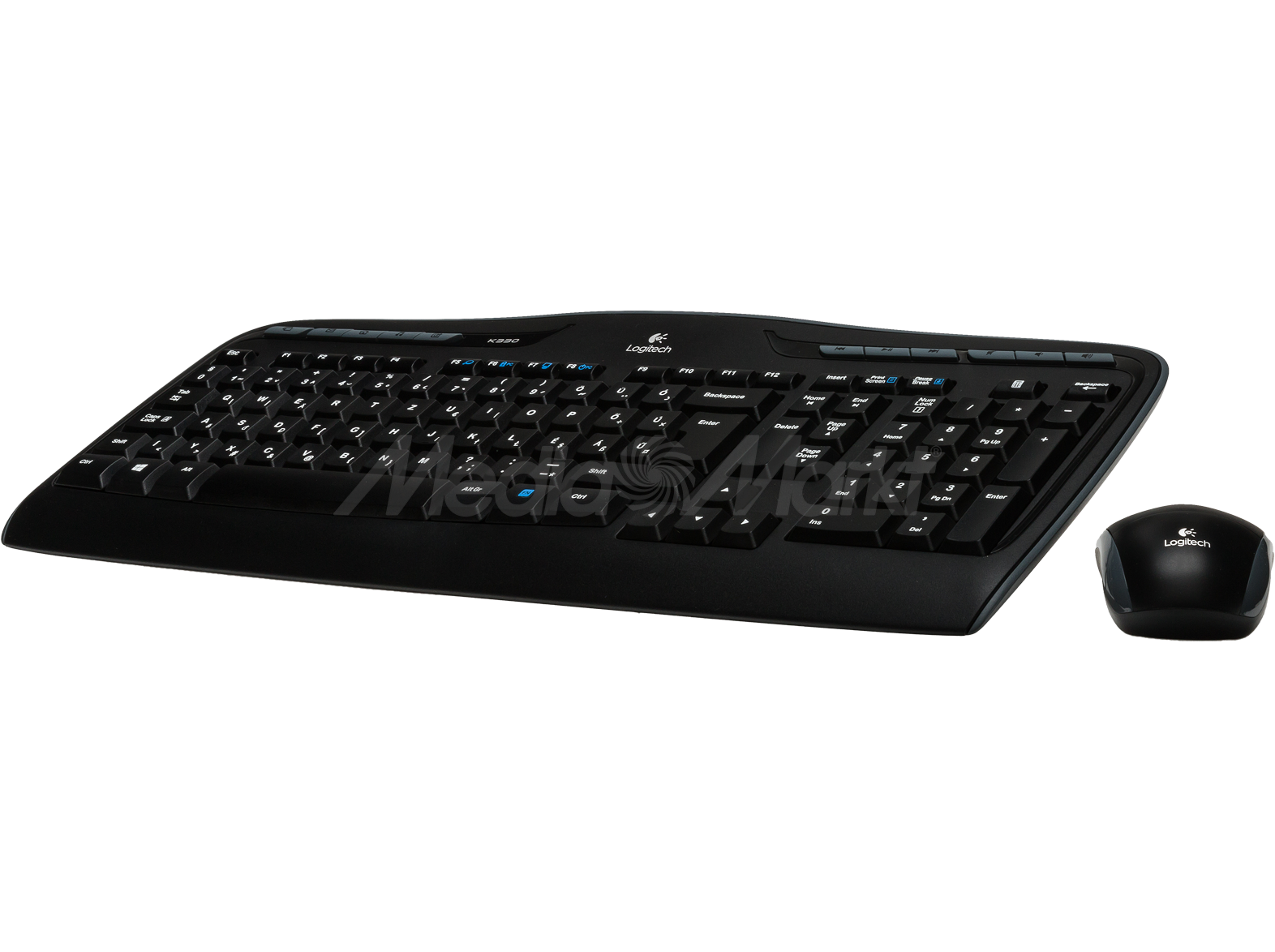 Egy fekete Logitech billentyűzet és egér készlet fekete felületen, izolált.