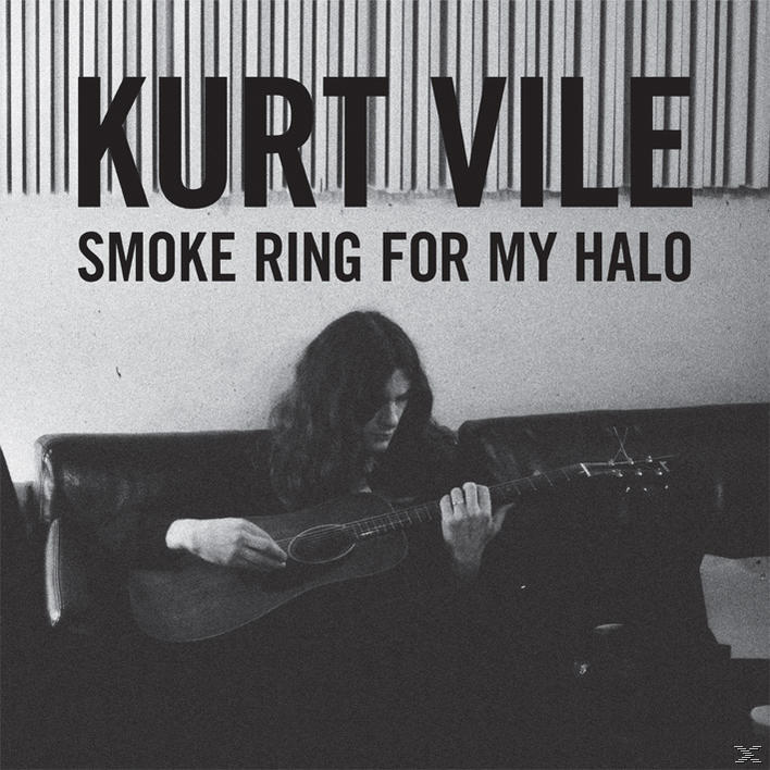 Kurt Vile Albumcover. Eine Person spielt Gitarre auf einem Sofa. Text lautet 'Smoke Ring For My Halo'.