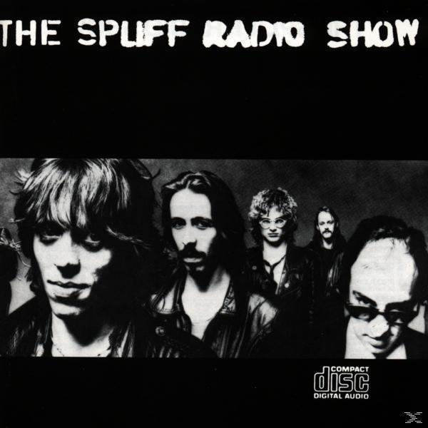Schwarz-Weiß-Bild: Bandmitglieder in einer Reihe, mit dem Text 'THE SPUFF RADIO SHOW'.