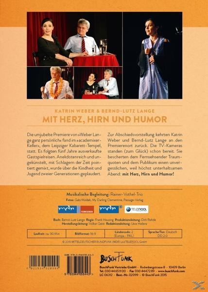 DVD-Cover mit einer Collage von Menschen auf der Bühne. Text ist auf Deutsch: 'MIT HERZ, HIRN UND HUMOR'.