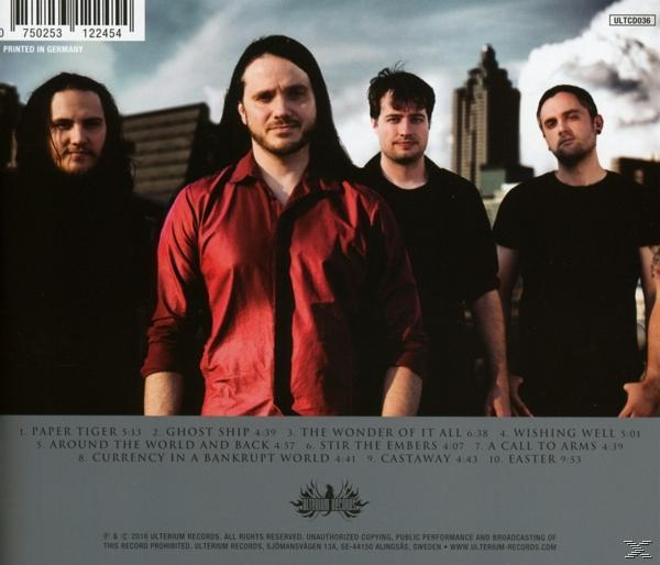 Band aus vier Männern auf dem Albumcover. Einer trägt ein rotes Hemd, die anderen schwarz. Gebäude im Hintergrund.
