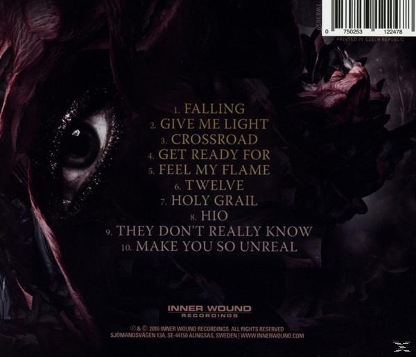 Albumcover mit Auge und Titelliste. Der Hintergrund ist dunkel mit Rot und Schwarz.