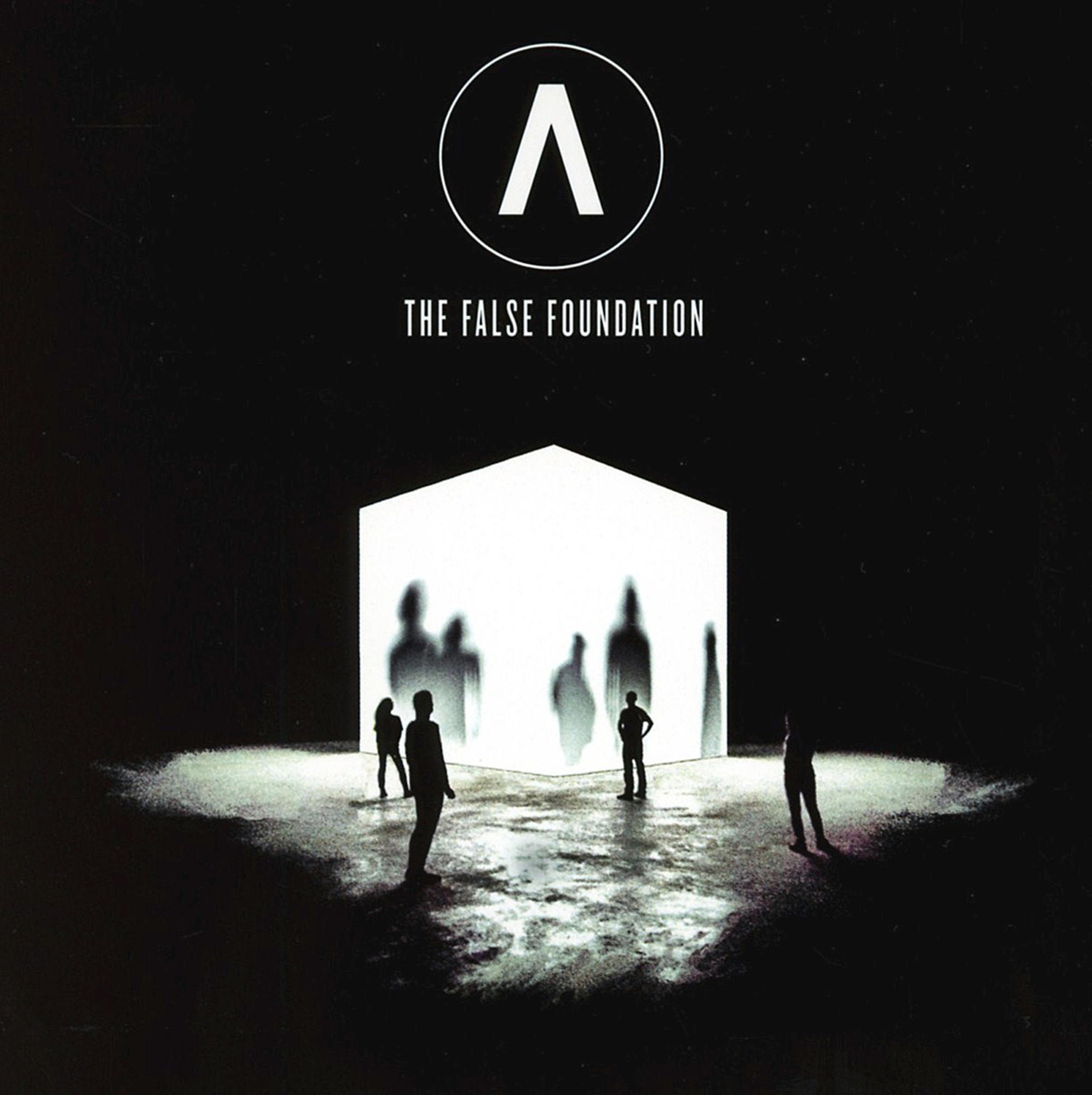 Albumcover 'The False Foundation' mit Schattenfiguren in einem beleuchteten Würfel.
