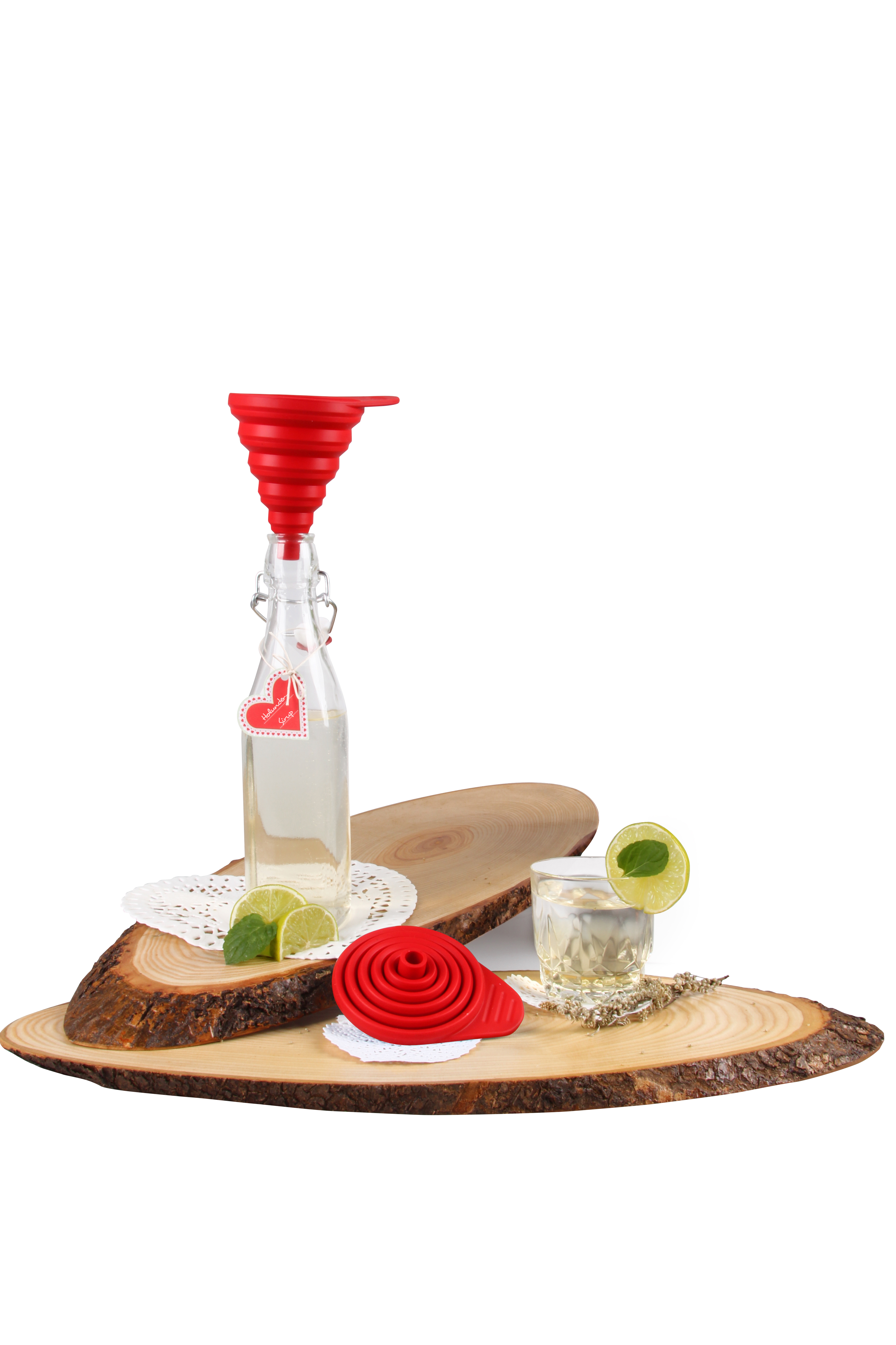 Glasflasche mit rotem Trichter, Likör und Limettenscheiben auf Holzscheiben. Rote Dekoration.