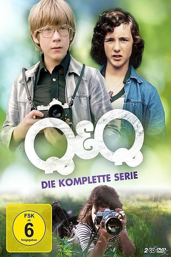 Filmcover: Zwei Jungen mit Kameras, einer fotografiert. Text: Q & Q. Unten, ein Mädchen fotografiert.