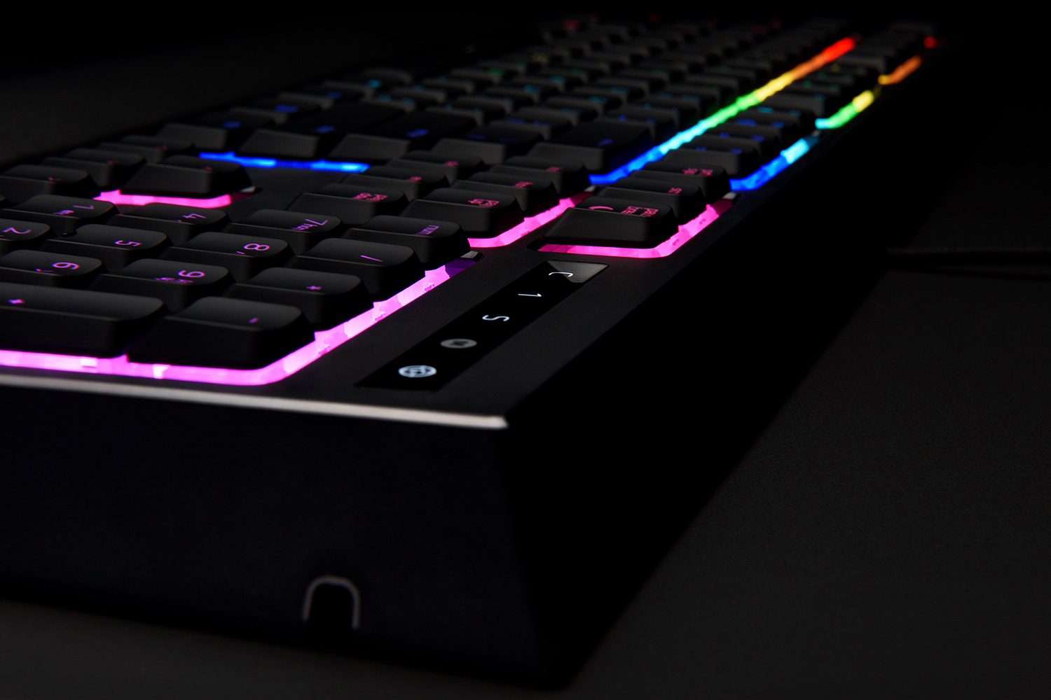 Nahaufnahme einer schwarzen Tastatur mit farbenfrohen, hintergrundbeleuchteten Tasten. Pinke, blaue, grüne und rote Lichter beleuchten die Tasten in Reihen.