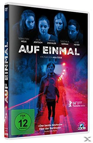 DVD-Cover mit Filmtitel, Gesichtern von Personen und der Bewertung 12. Ein Mann im Mantel geht.
