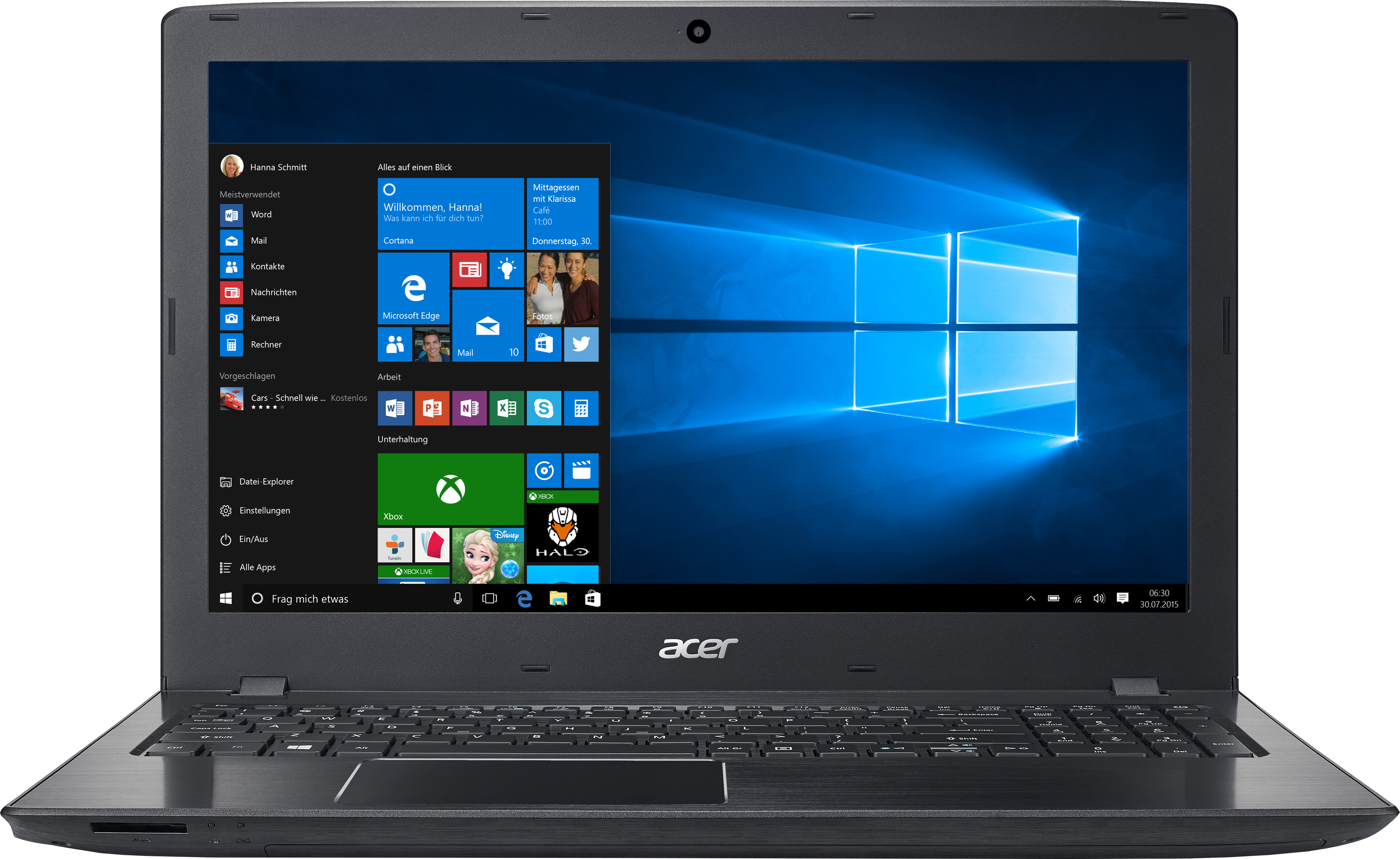 Schwarzer Acer Laptop mit geöffneter Windows 10 Oberfläche. Tastatur sichtbar. Schwarzer Hintergrund.