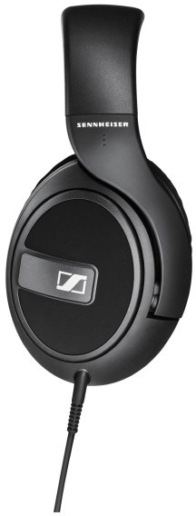 Zwarte Sennheiser-koptelefoon met kabel, op een witte achtergrond. Close-up.