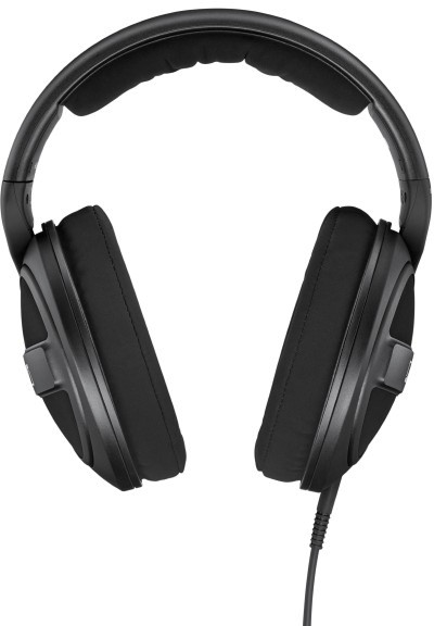 Zwarte hoofdtelefoon. Over-ear ontwerp met dikke oorschelpen en een gewatteerde hoofdband. Een kabel is zichtbaar.