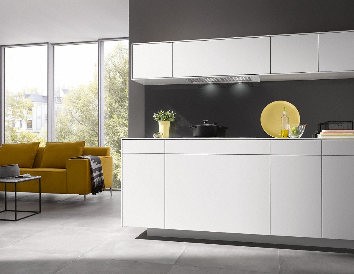 Moderne Küche mit weißen Schränken, gelbem Sofa und großen Fenstern mit Aussicht.