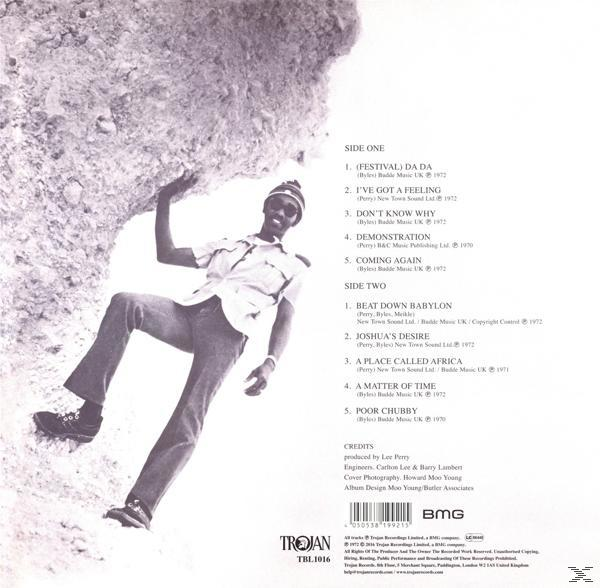 Albumcover mit einem Mann in weißem Hemd und Jeans, der posiert. Der Titel ist nicht sichtbar.