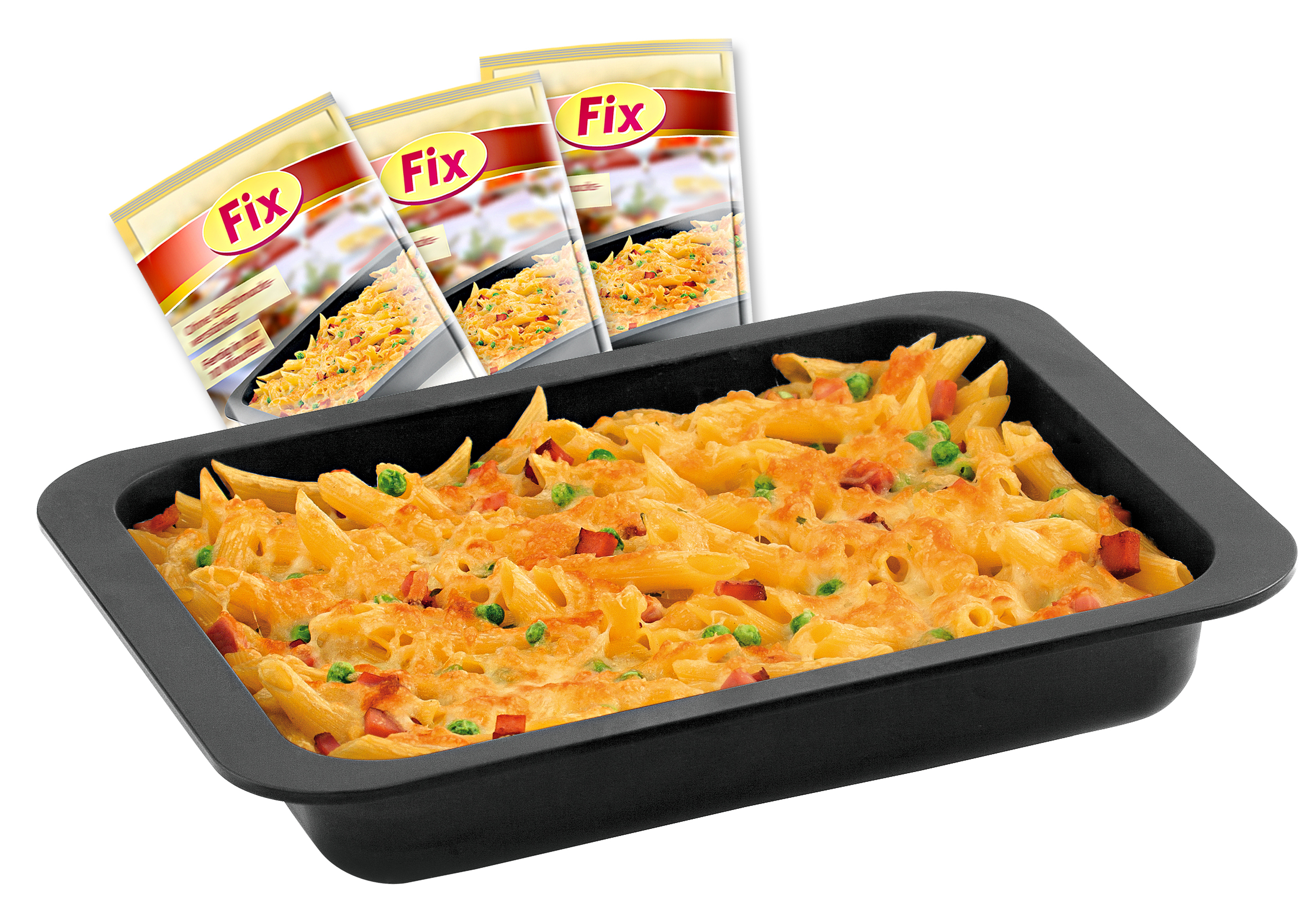 Nudelauflauf in einer schwarzen Form mit Fix-Packungen.