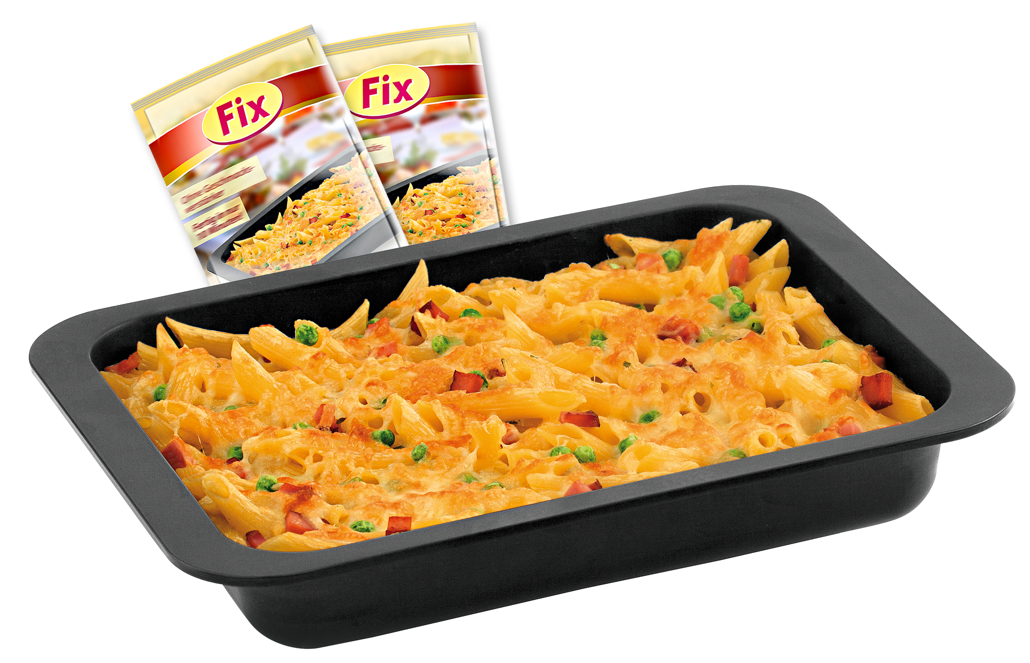 Gebackene Pasta in einer schwarzen Schüssel mit zwei Fix-Päckchen. Die Pasta hat Käse, Erbsen und rote Stücke.