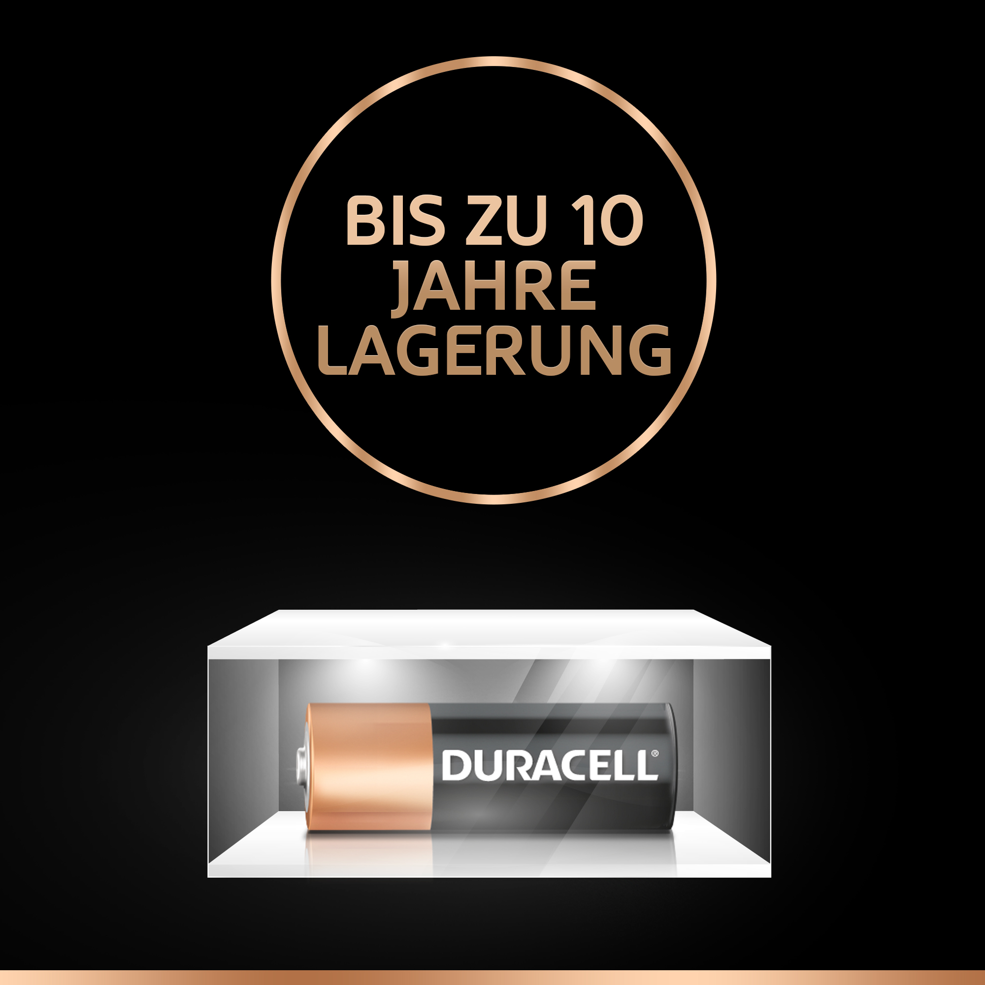 Pile noire Duracell sur une plateforme blanche avec du texte sur 10 ans de stockage.