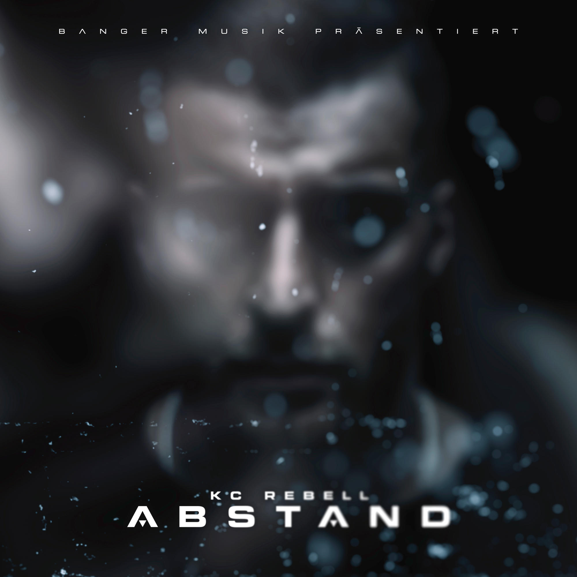 Albumcover. Das Gesicht des Mannes ist leicht unscharf. Text: KC Rebell Abstand.