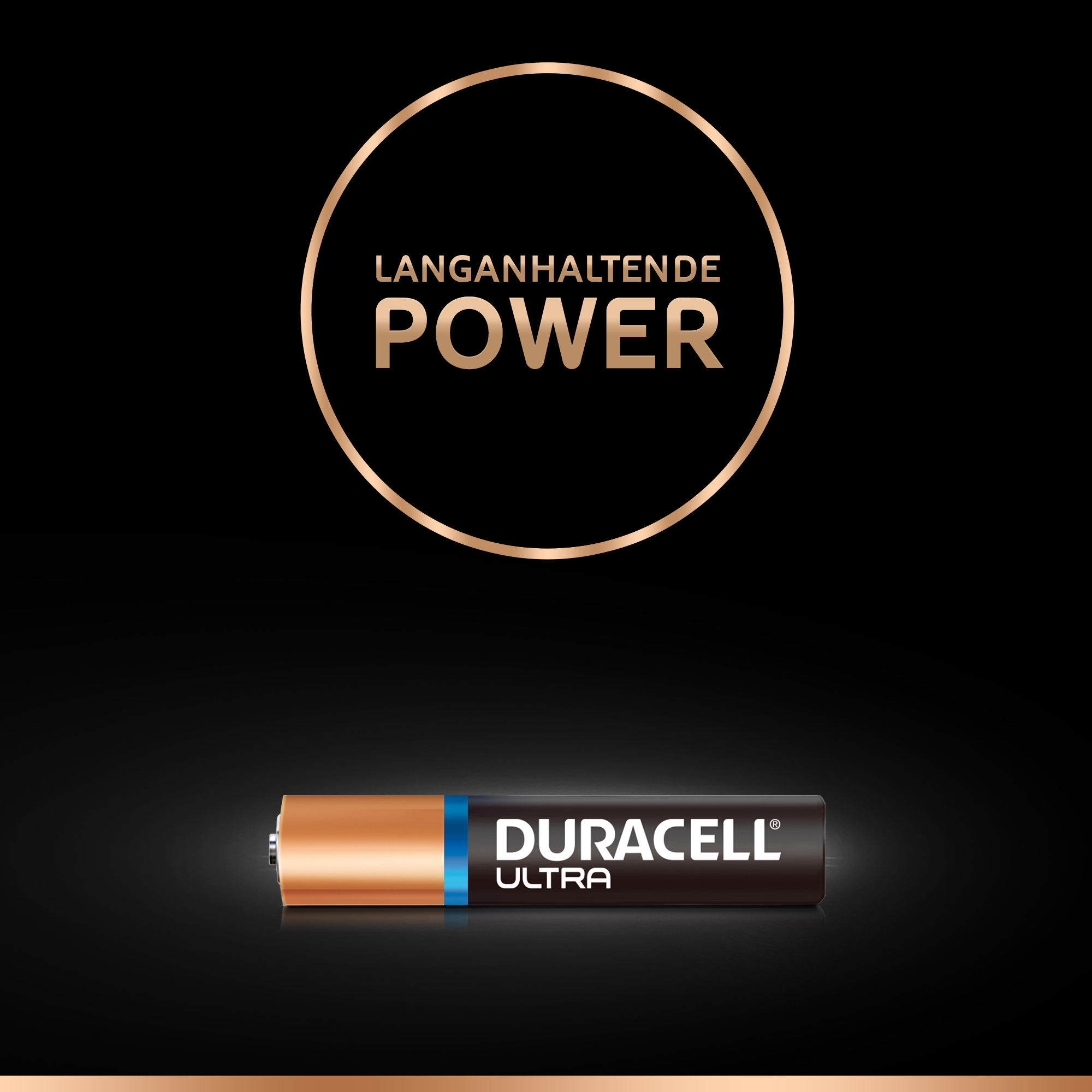 Duracell-Batterie mit Gold- und Blaudetails, mit den Wörtern „POWER“ und „DURACELL ULTRA“ auf schwarzem Hintergrund.