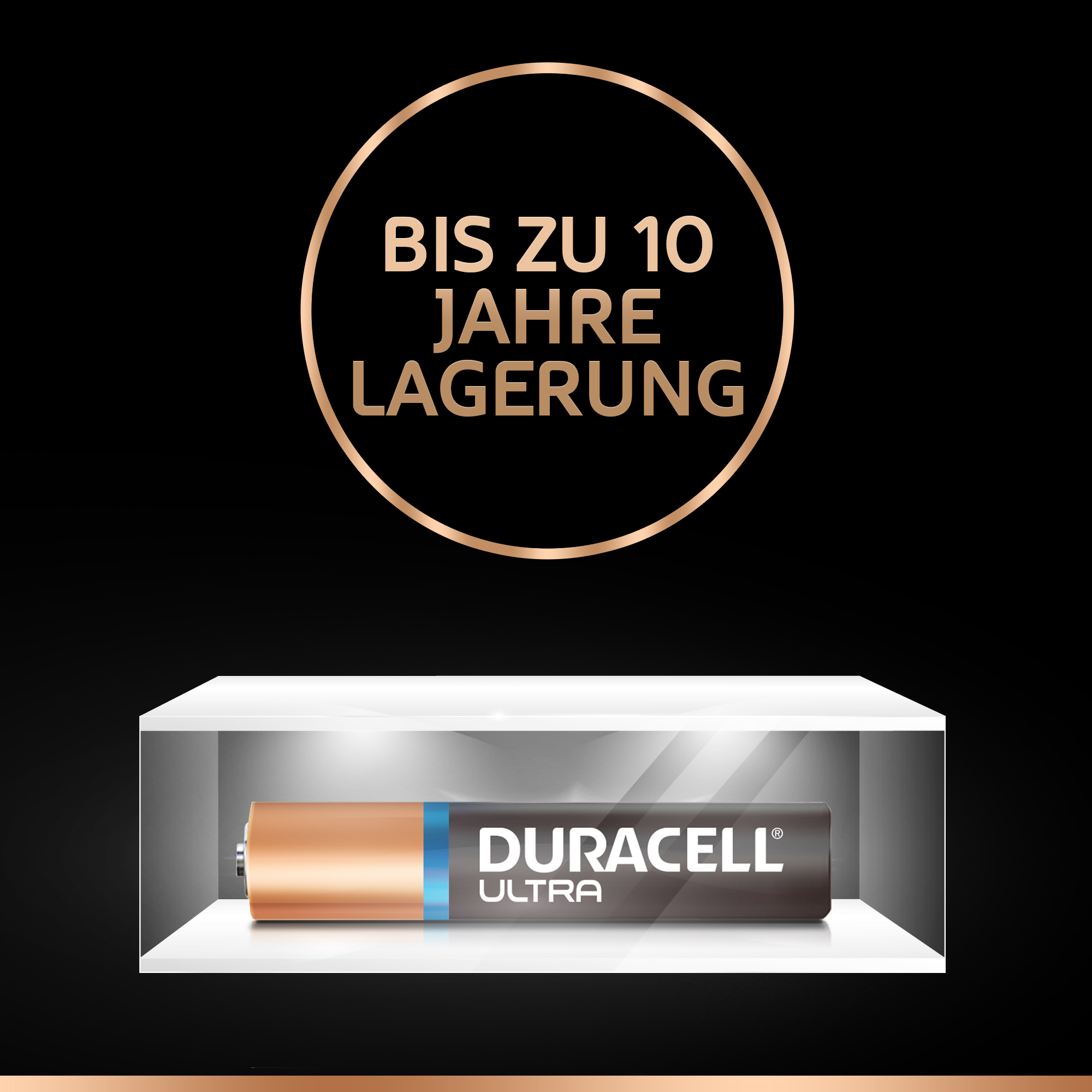 Eine Duracell-Batterie wird ausgestellt. Sie befindet sich in einer weißen Box mit schwarzem Hintergrund. Der Text lautet 'Bis zu 10 Jahre Lagerung'.