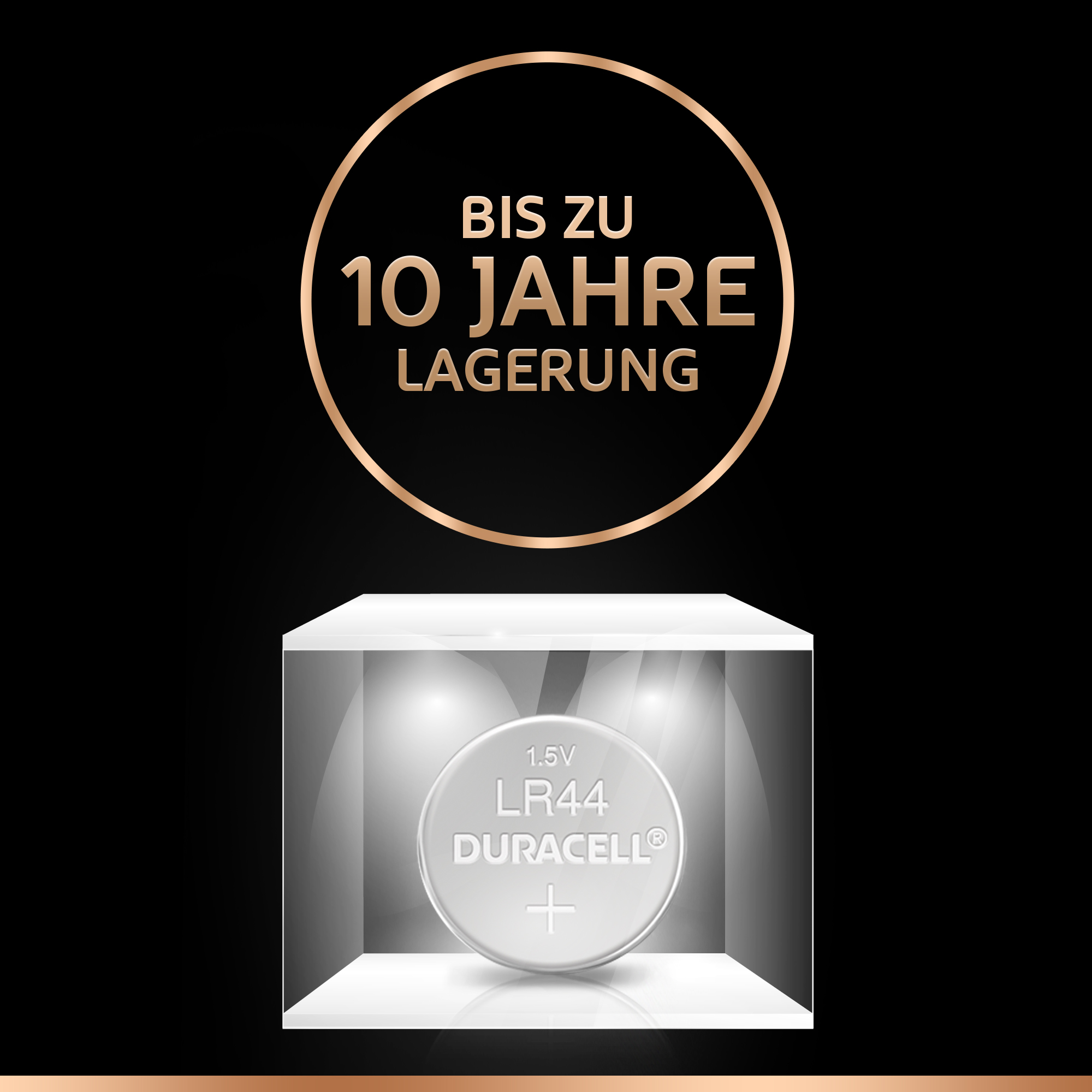 Eine Duracell LR44-Batterie in einer durchsichtigen Vitrine mit dem Text „BIS ZU 10 JAHRE LAGERUNG“ darüber.