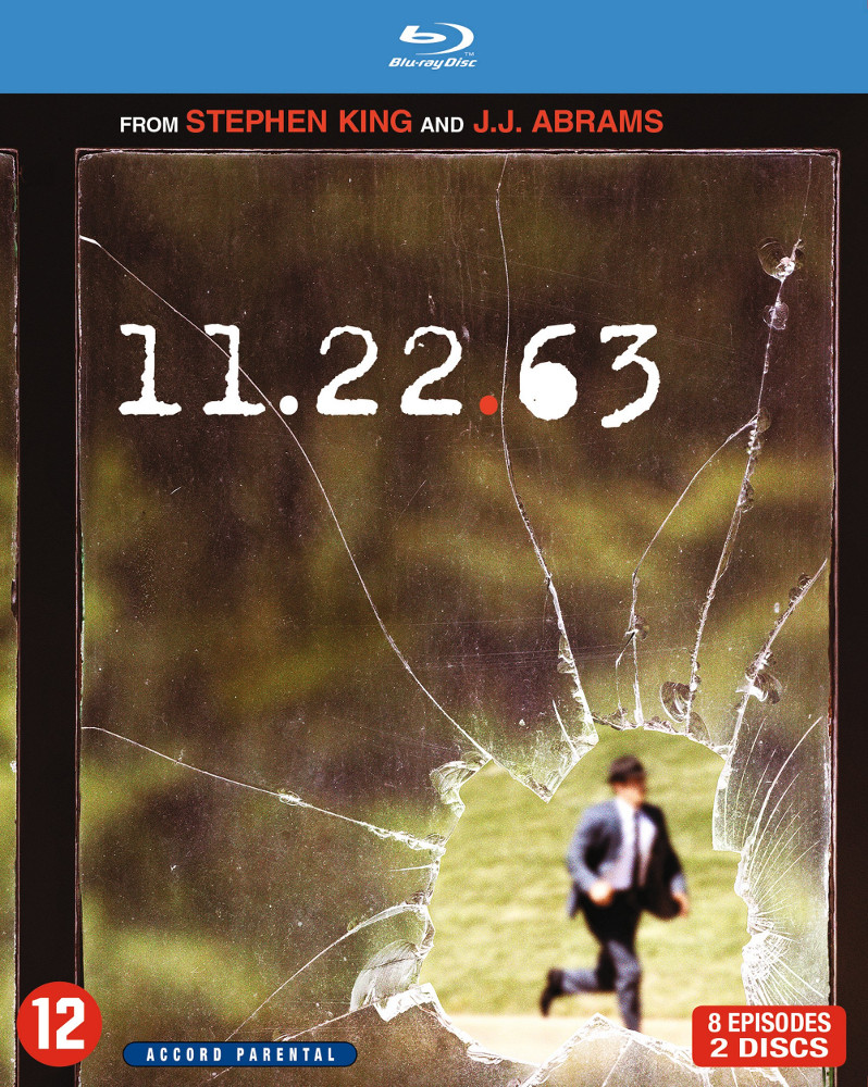 Couverture Blu-ray 11.22.63. Un homme en costume court à travers une fenêtre brisée.