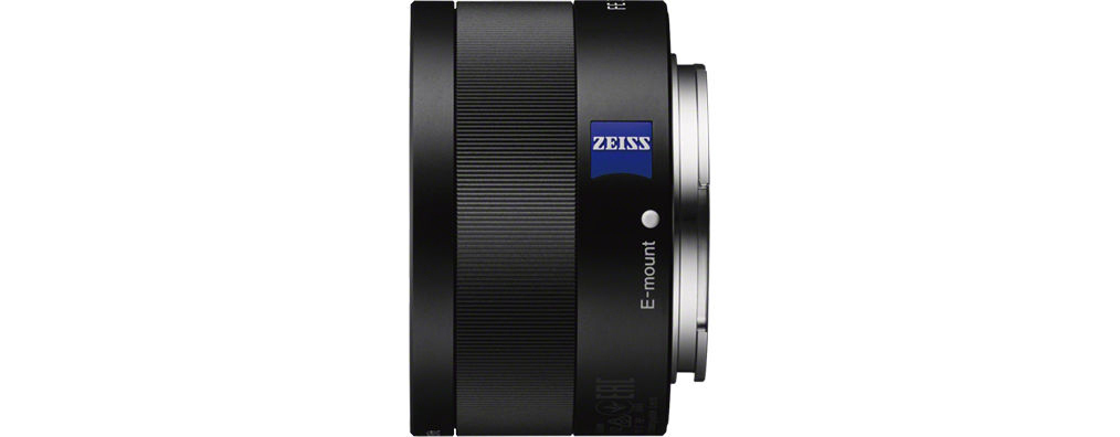 Schwarzes Kameraobjektiv mit Zeiss-Logo und E-Mount-Aufschrift.