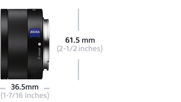 Ein schwarzes Kameraobjektiv mit 'ZEISS'- und 'E-Mount'-Markierungen, das seine Abmessungen zeigt.