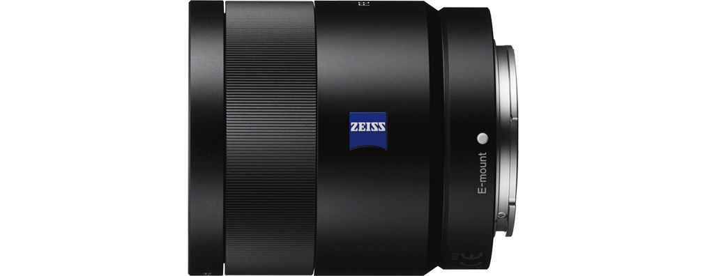 Un objectif d'appareil photo noir avec un logo Zeiss bleu et une étiquette E-mount sur fond blanc.