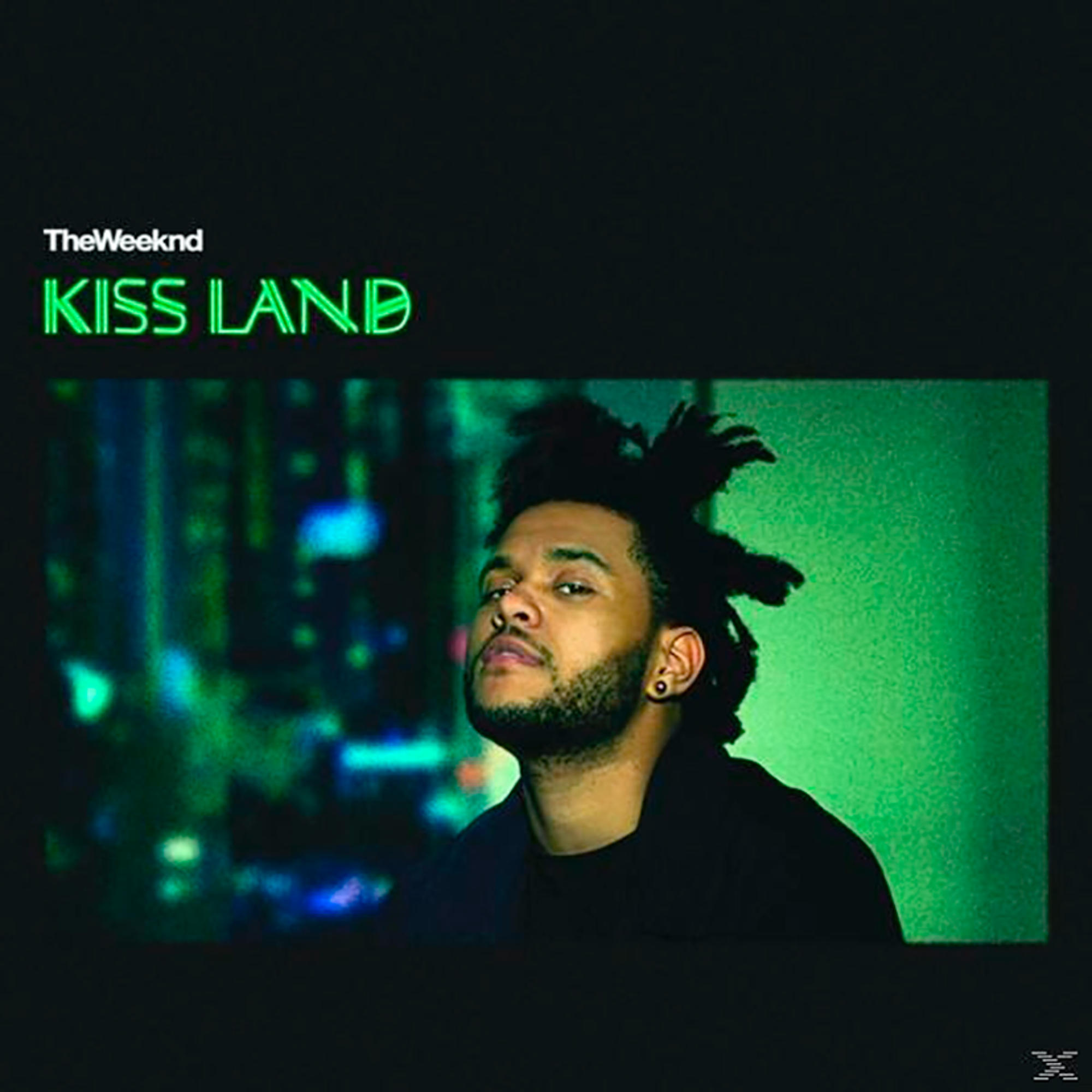 The Weeknd Albumcover. Der Künstler blickt nach oben. Grüner Hintergrund, mit den Worten KISS LAND.