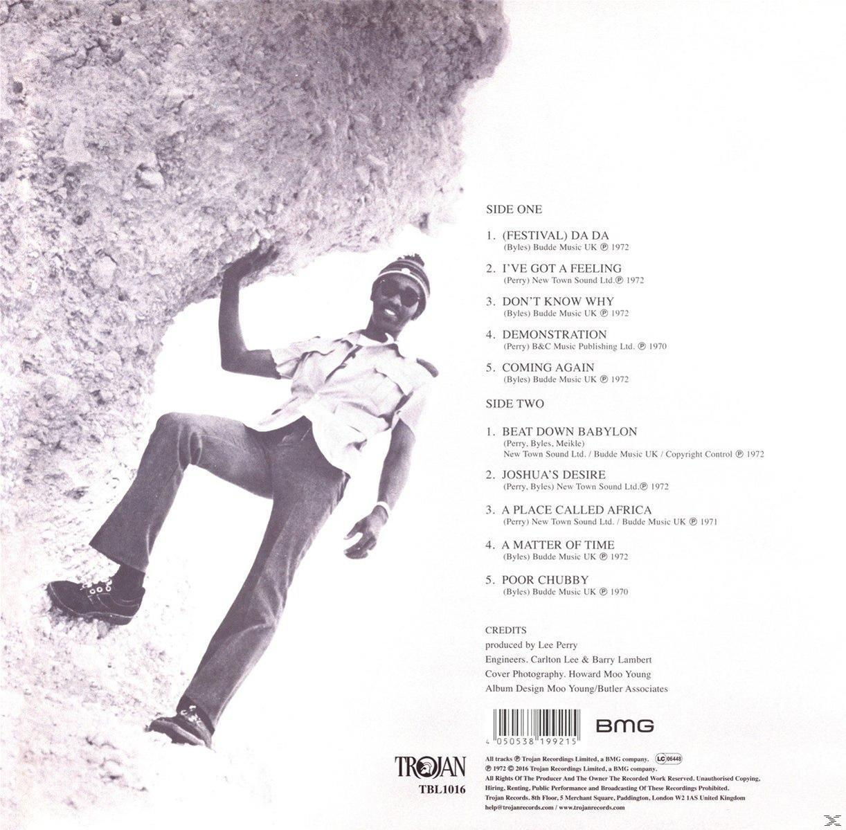 Albumcover: Mann in weißem Hemd, schwarzer Hose und Stiefeln, vor felsigem Hintergrund posiert.