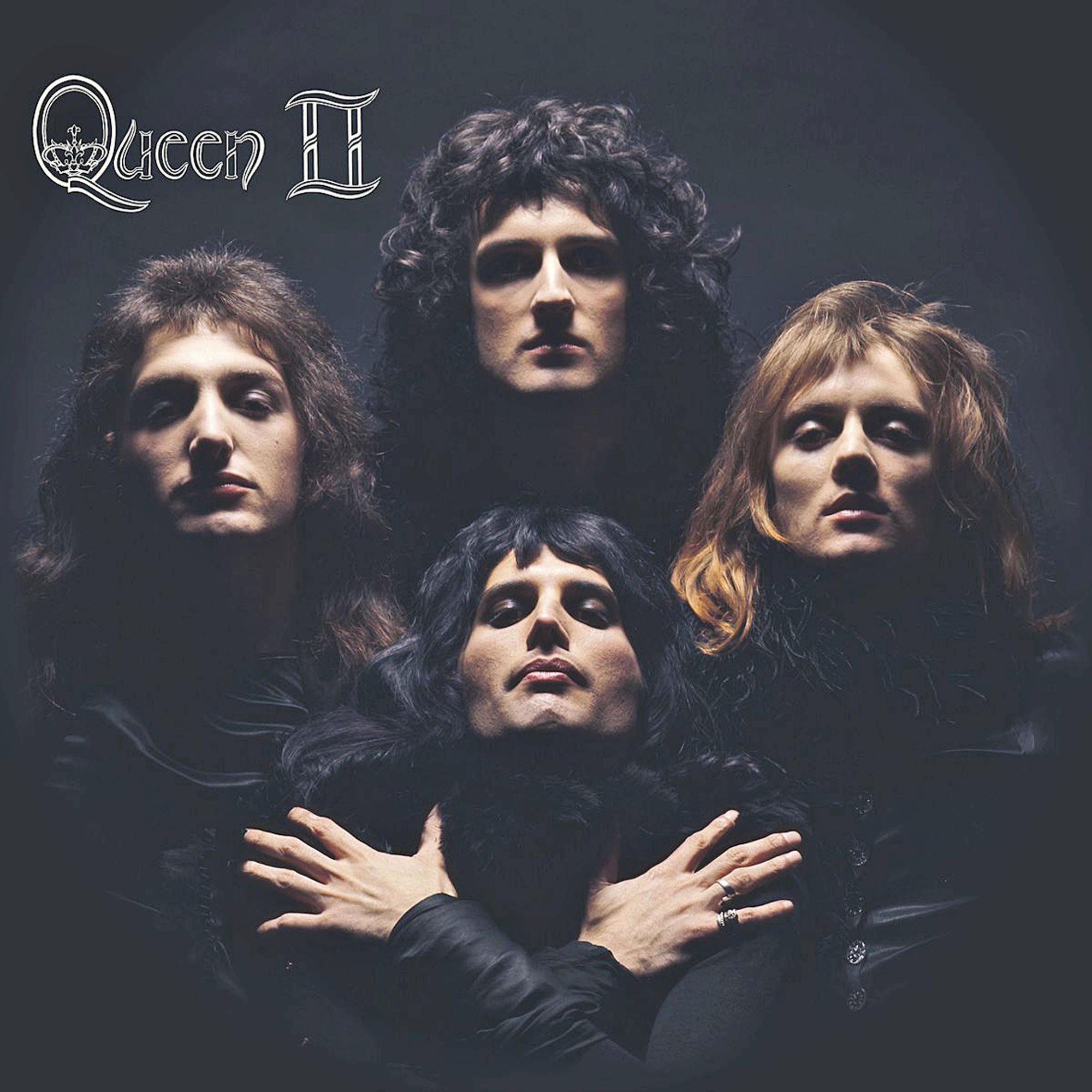 Couverture de l'album Queen II. Quatre membres du groupe en vêtements sombres, regardant le spectateur sur un fond sombre.